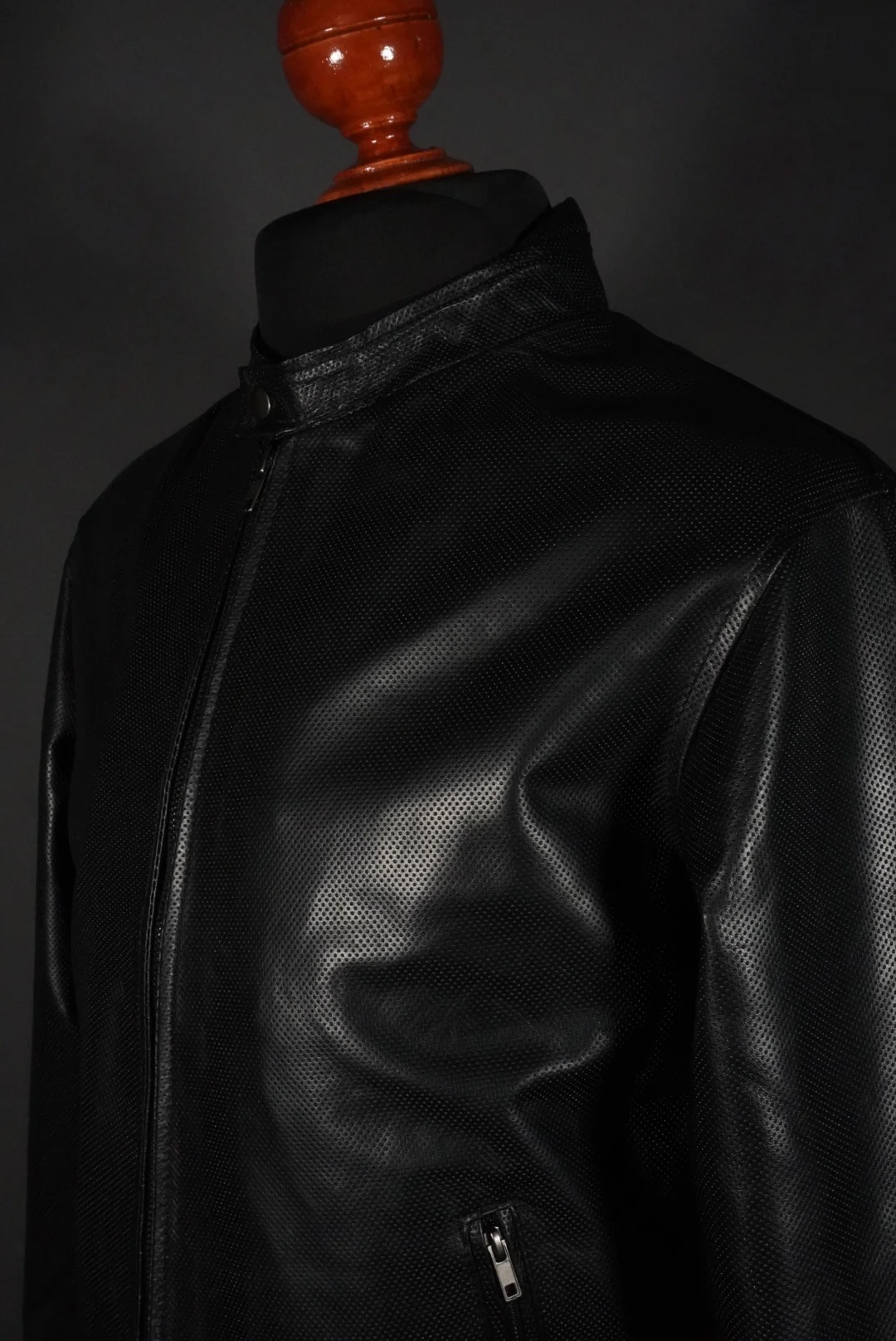 Berge darkest black piel perforada - Imagen 8