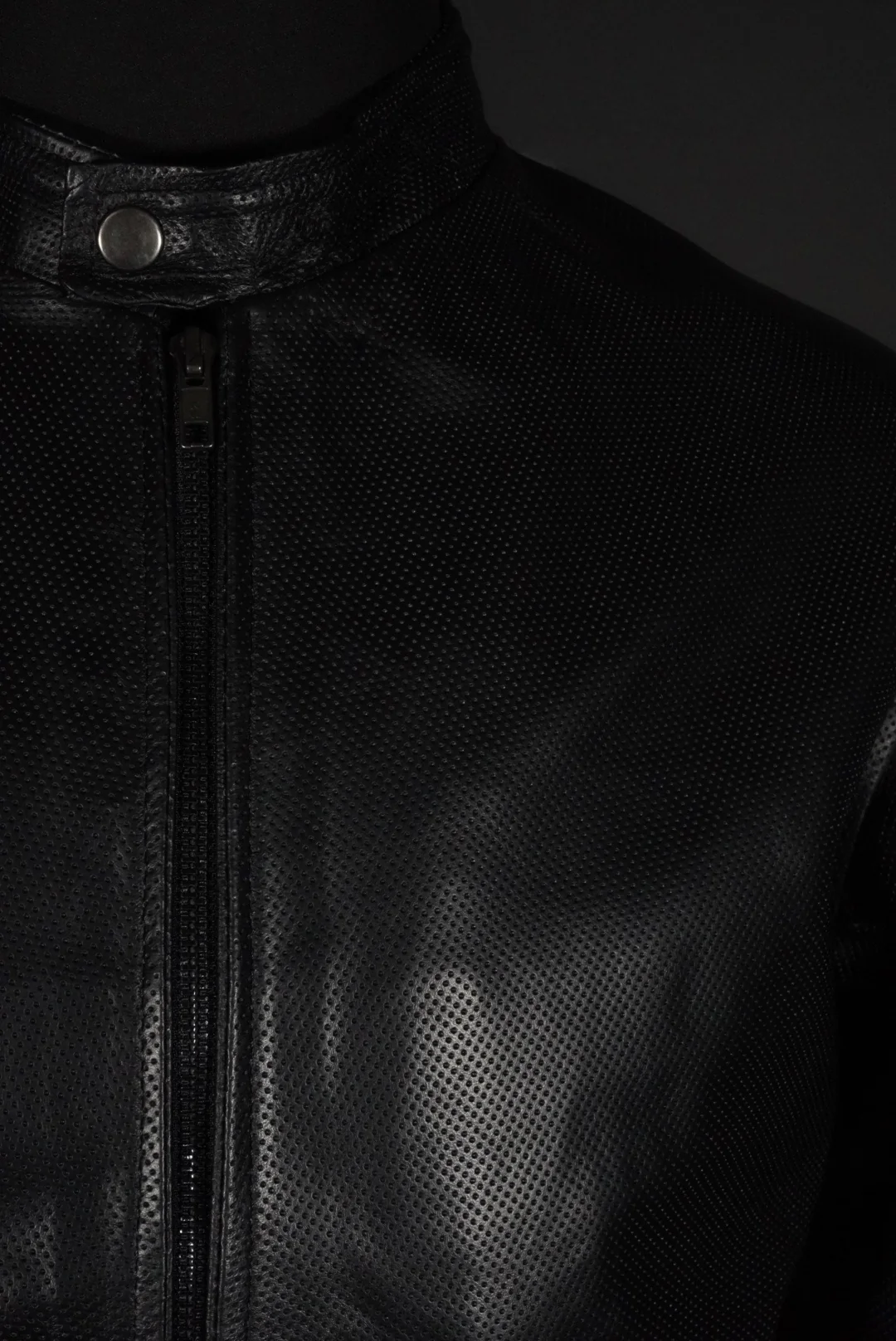 Berge darkest black piel perforada - Imagen 5