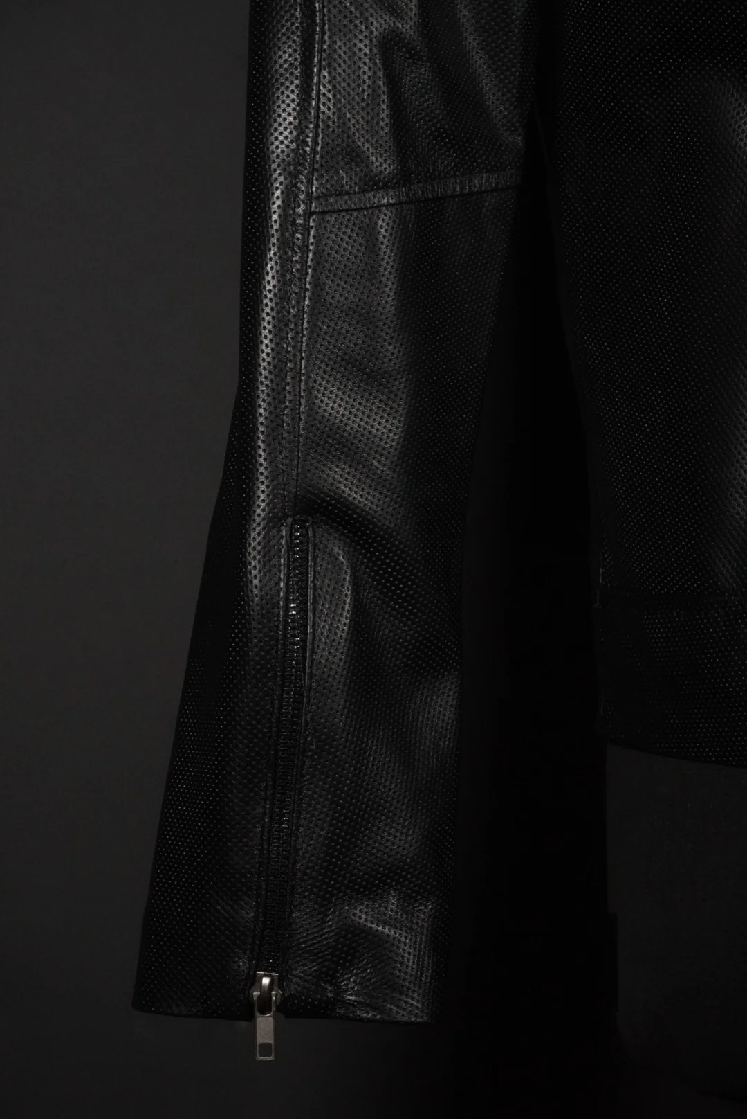 Berge darkest black piel perforada - Imagen 3