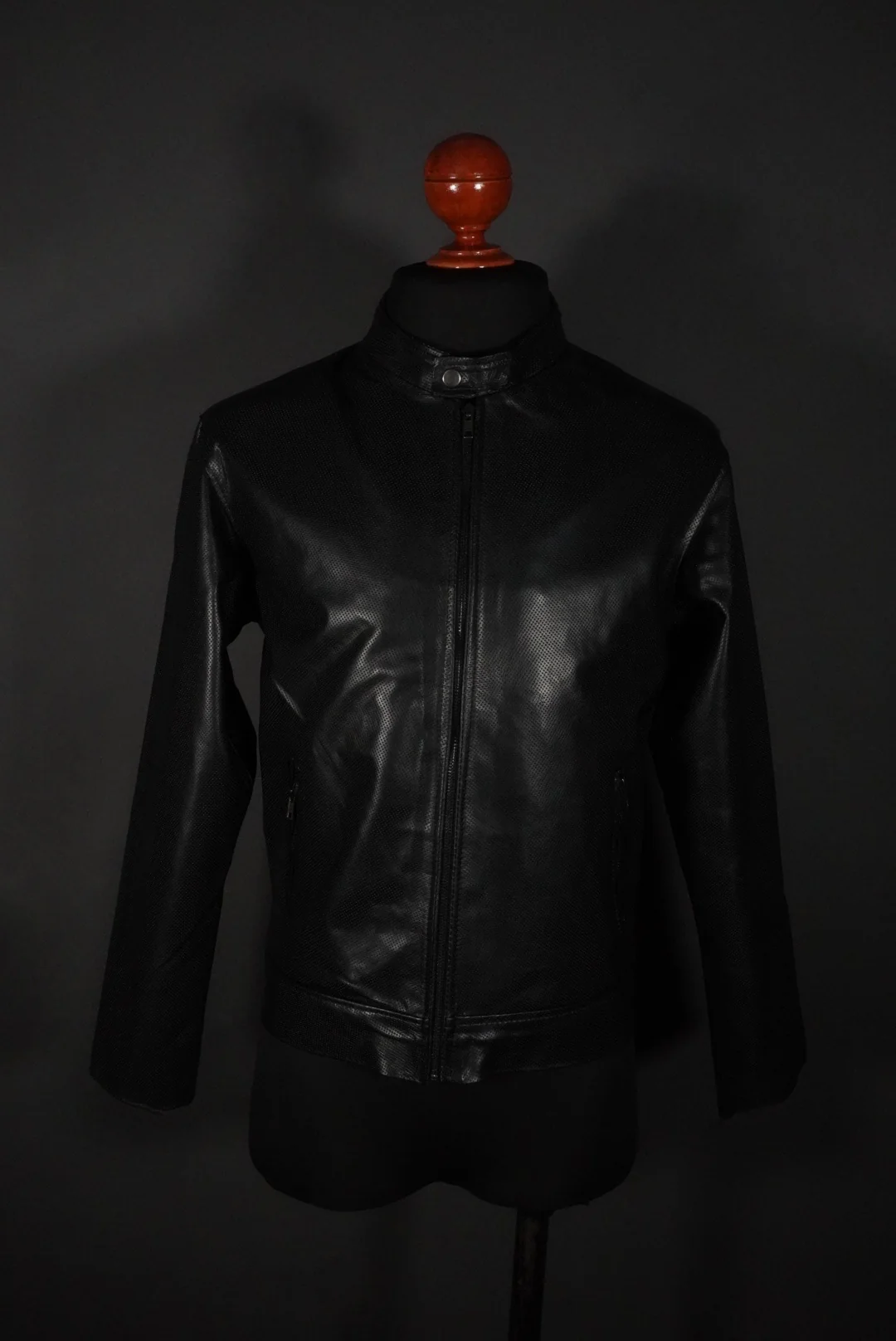 Berge darkest black piel perforada