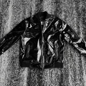 -bomber charol negro unisex-